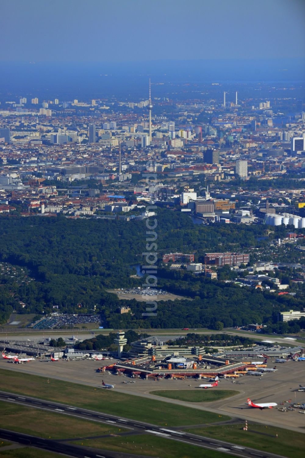 Berlin von oben - Gelände des Flughafen im Ortsteil Tegel in Berlin, Deutschland