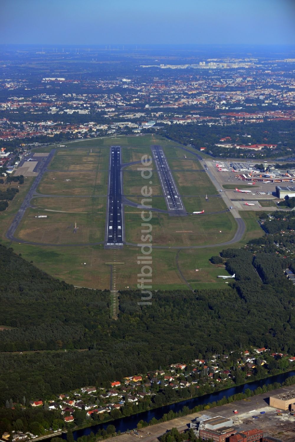 Luftaufnahme Berlin - Gelände des Flughafen im Ortsteil Tegel in Berlin, Deutschland
