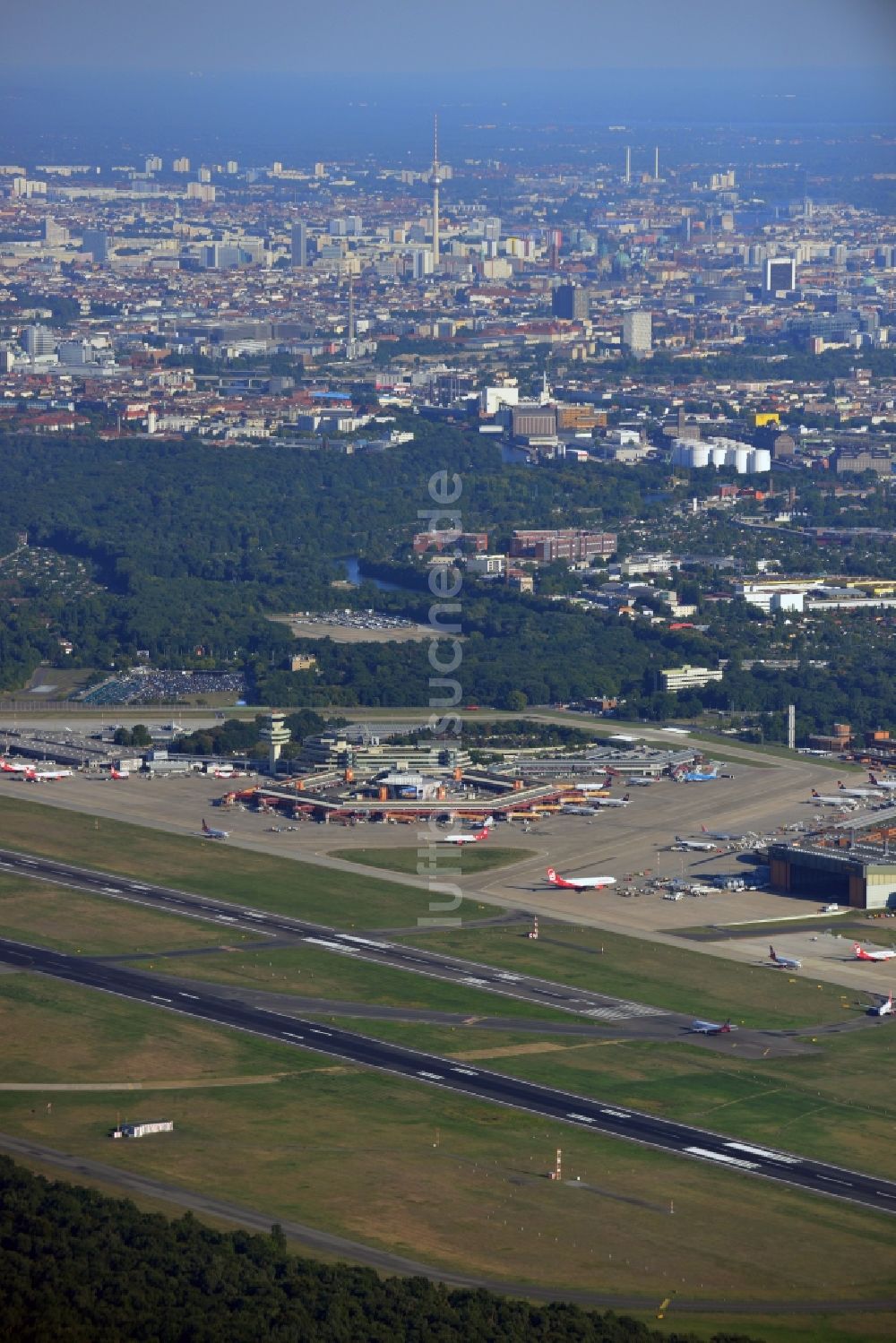 Berlin von oben - Gelände des Flughafen im Ortsteil Tegel in Berlin, Deutschland