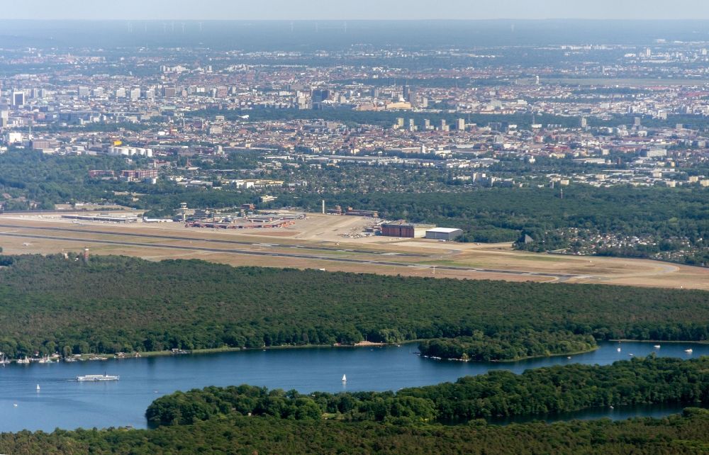 Berlin aus der Vogelperspektive: Gelände des Flughafen im Ortsteil Tegel in Berlin, Deutschland