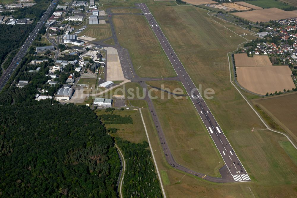 Braunschweig aus der Vogelperspektive: Gelände des Flughafen im Ortsteil Waggum in Braunschweig im Bundesland Niedersachsen, Deutschland