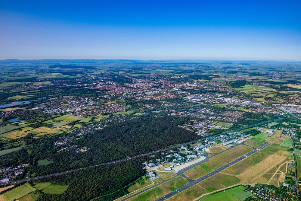 Luftaufnahme Braunschweig - Gelände des Flughafen im Ortsteil Waggum in Braunschweig im Bundesland Niedersachsen, Deutschland