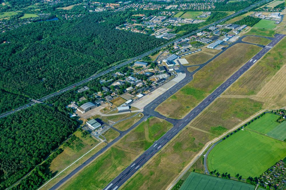 Braunschweig von oben - Gelände des Flughafen im Ortsteil Waggum in Braunschweig im Bundesland Niedersachsen, Deutschland