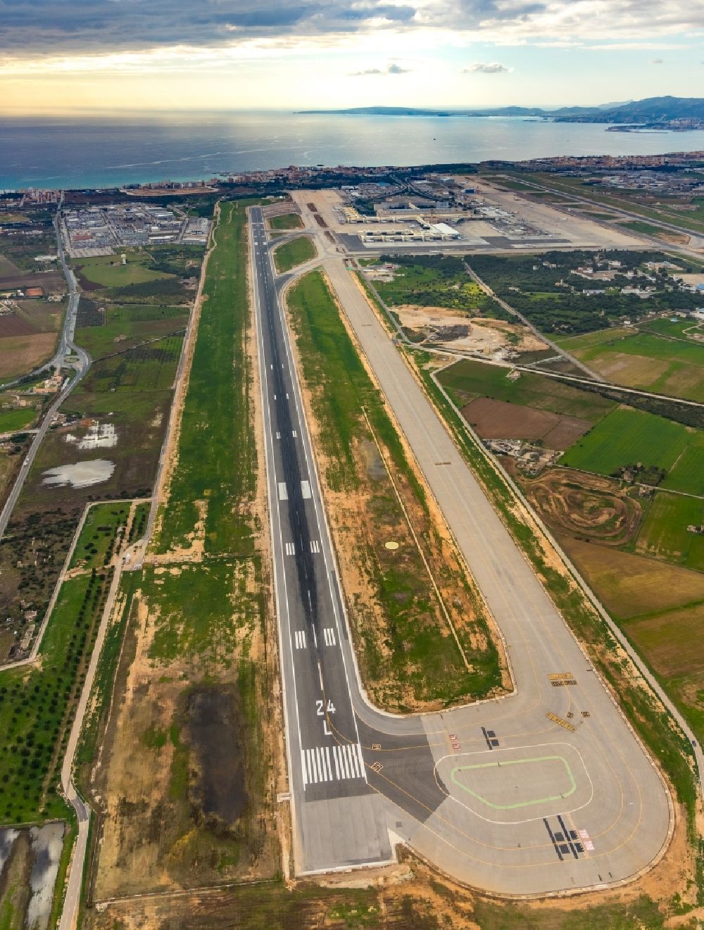Luftaufnahme Palma - Gelände des Flughafen Palma de Mallorca in Palma in Balearische Insel Mallorca, Spanien