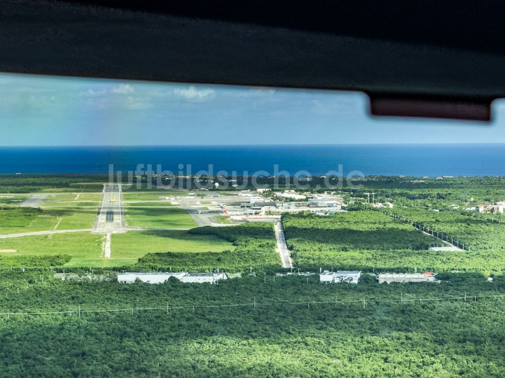 Punta Cana von oben - Gelände des Flughafen Punta Cana, PUJ in Punta Cana in La Altagracia, Dominikanische Republik