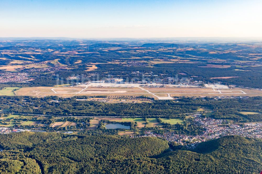 Ramstein von oben - Gelände des Flughafen Ramstein Air Base in Ramstein im Bundesland Rheinland-Pfalz, Deutschland