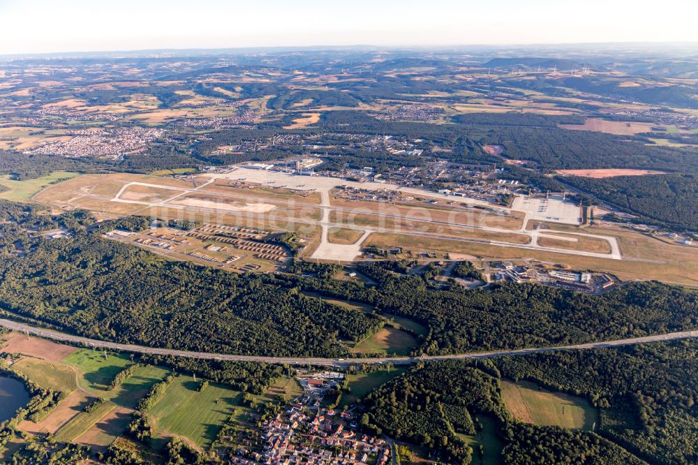 Ramstein aus der Vogelperspektive: Gelände des Flughafen Ramstein Air Base in Ramstein im Bundesland Rheinland-Pfalz, Deutschland