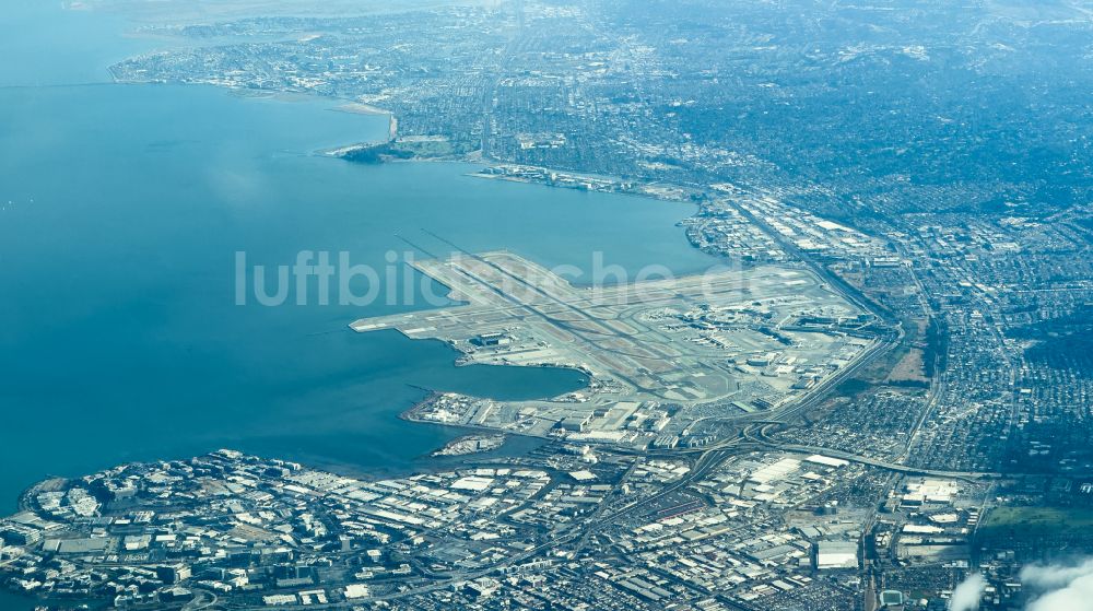 Luftaufnahme South San Francisco - Gelände des Flughafen San Francisco International Airport in South San Francisco in Kalifornien, USA