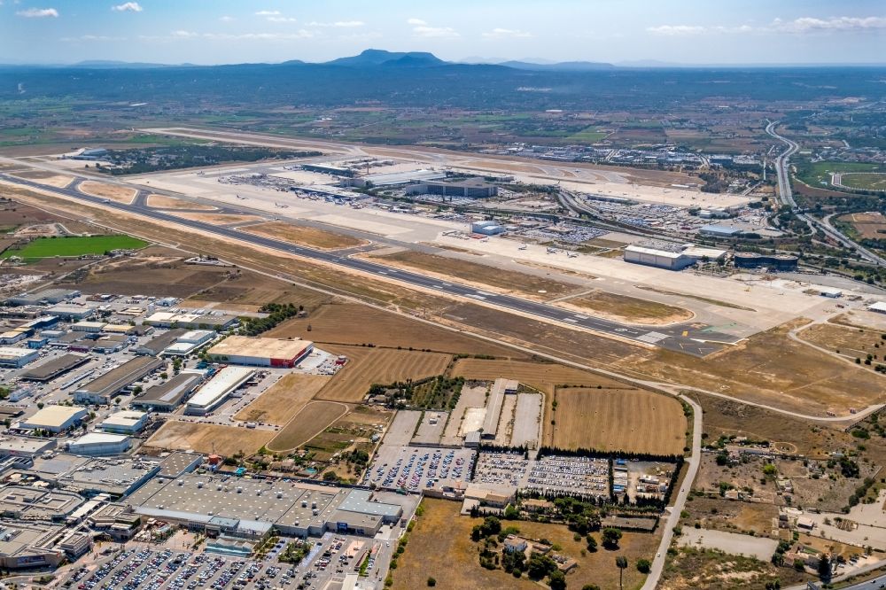 Palma aus der Vogelperspektive: Gelände des Flughafen Sant Joan in Palma in Balearische Insel Mallorca, Spanien