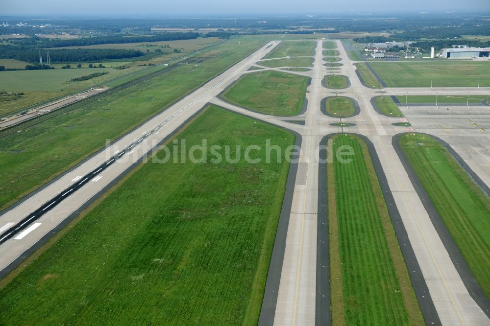 Schönefeld aus der Vogelperspektive: Gelände des Flughafen in Schönefeld im Bundesland Brandenburg, Deutschland