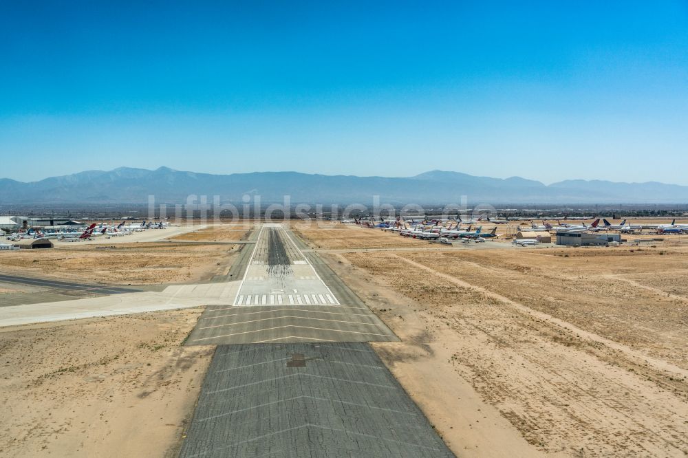 Victorville von oben - Gelände des Flughafen Southern California Logistics Airport in Victorville in Kalifornien, USA