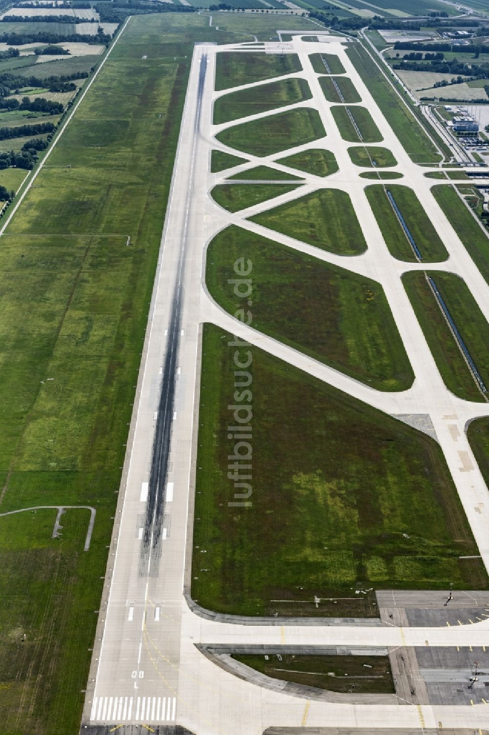 Luftaufnahme München - Gelände des Flughafen Start und Landebahn in München im Bundesland Bayern, Deutschland