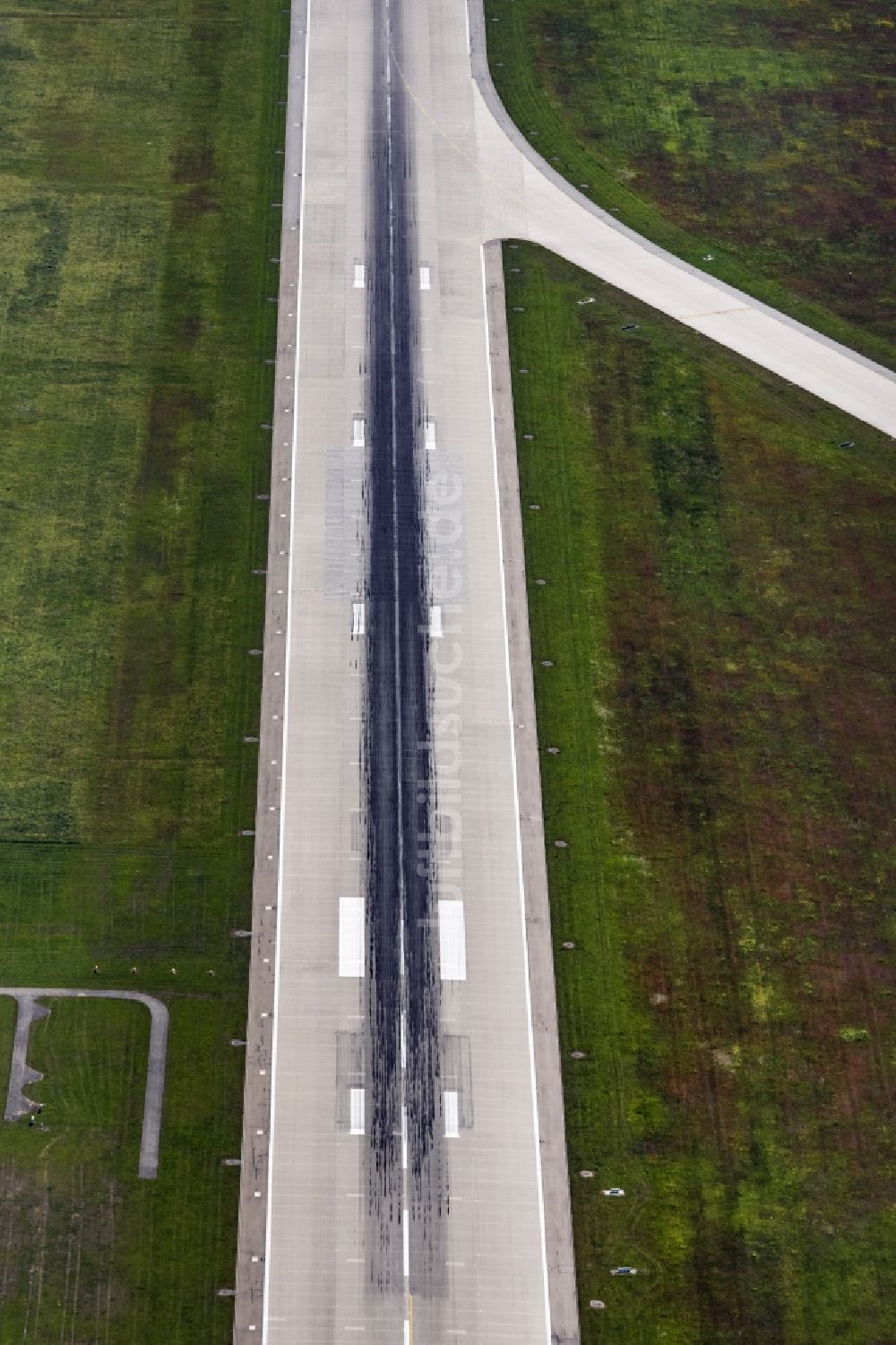 München von oben - Gelände des Flughafen Start und Landebahn in München im Bundesland Bayern, Deutschland