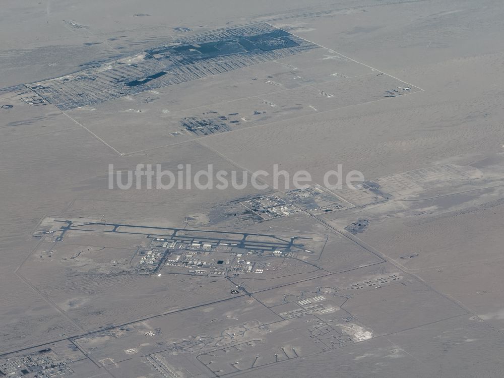 Abu Dhabi aus der Vogelperspektive: Gelände des Flughafen Sweihan Air Base in Abu Dhabi in Vereinigte Arabische Emirate