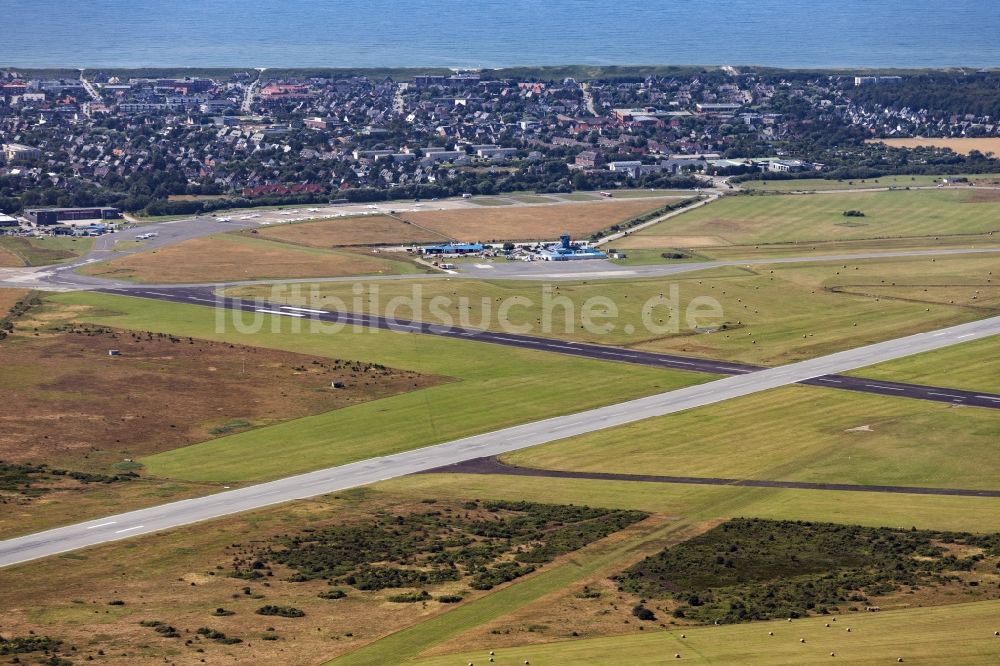 Luftbild Sylt - Gelände des Flughafen Sylt auf Sylt mit Ortskern von Westerland im Bundesland Schleswig-Holstein