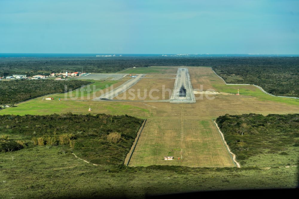 Matanzas von oben - Gelände des Flughafen Varadero, Juan Gualberto Gomez International Airport in Matanzas in Provinz Matanzas, Kuba