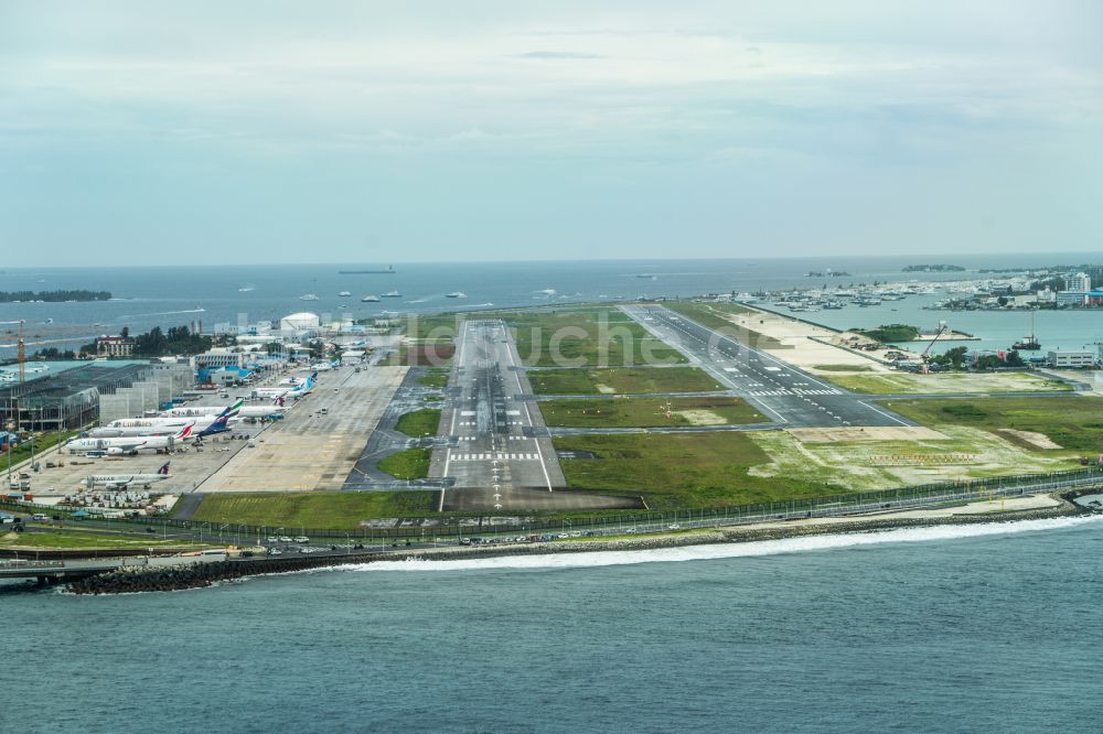 Male von oben - Gelände des Flughafen Velana International Airport in Male in Malediven