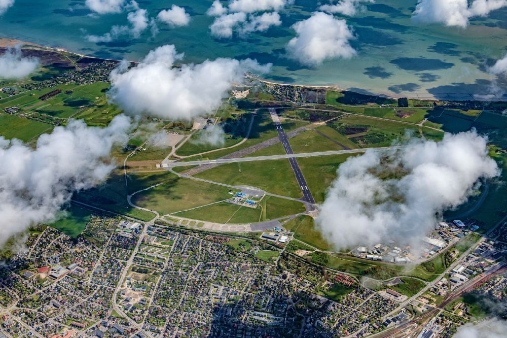 Luftbild Sylt - Gelände des Flughafen Westerland auf der Insel Sylt im Bundesland Schleswig-Holstein, Deutschland