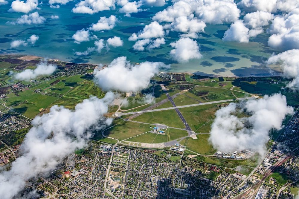 Luftaufnahme Sylt - Gelände des Flughafen Westerland auf der Insel Sylt im Bundesland Schleswig-Holstein, Deutschland