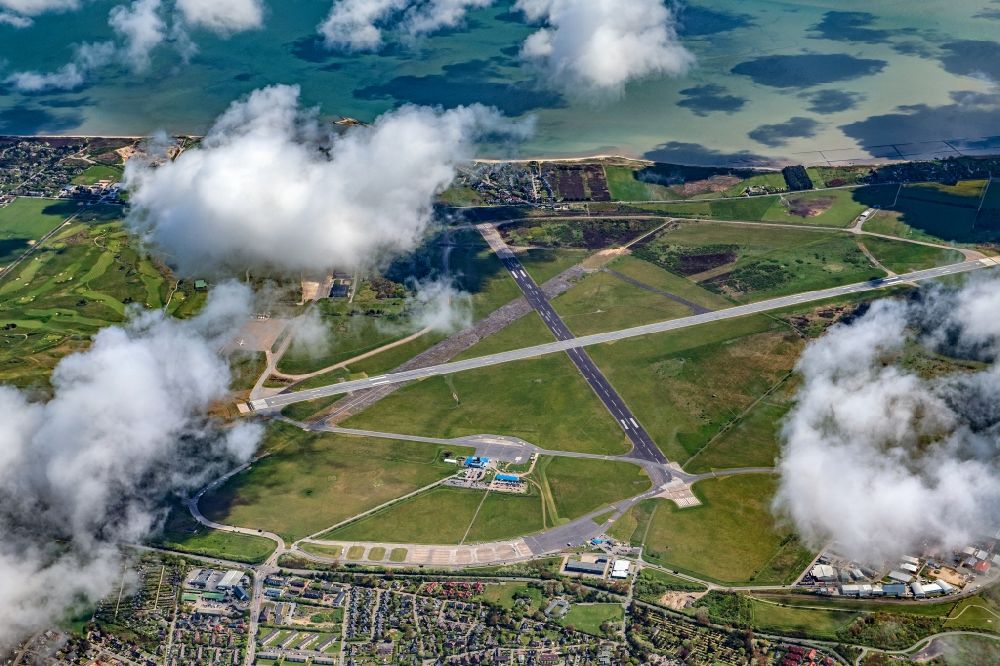 Sylt von oben - Gelände des Flughafen Westerland auf der Insel Sylt im Bundesland Schleswig-Holstein, Deutschland