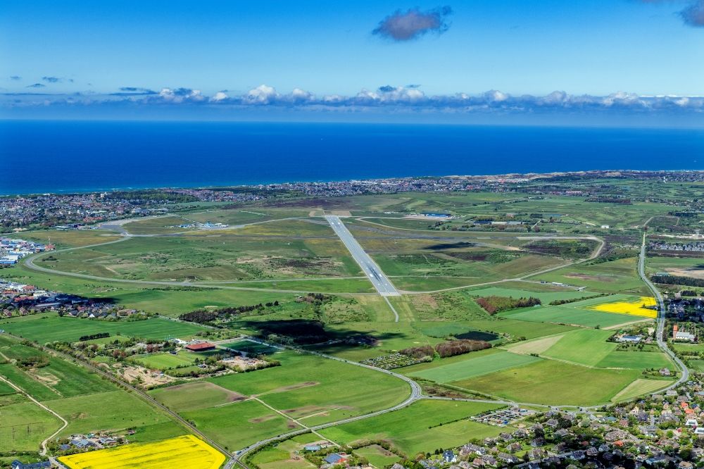 Sylt aus der Vogelperspektive: Gelände des Flughafen Westerland auf der Insel Sylt im Bundesland Schleswig-Holstein, Deutschland
