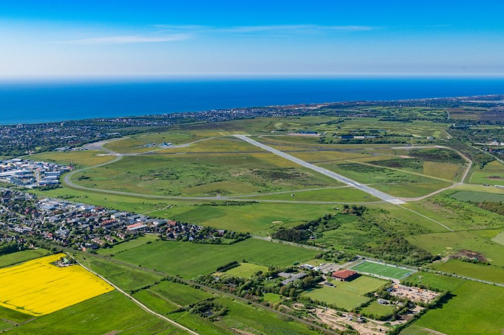 Sylt von oben - Gelände des Flughafen Westerland auf der Insel Sylt im Bundesland Schleswig-Holstein, Deutschland