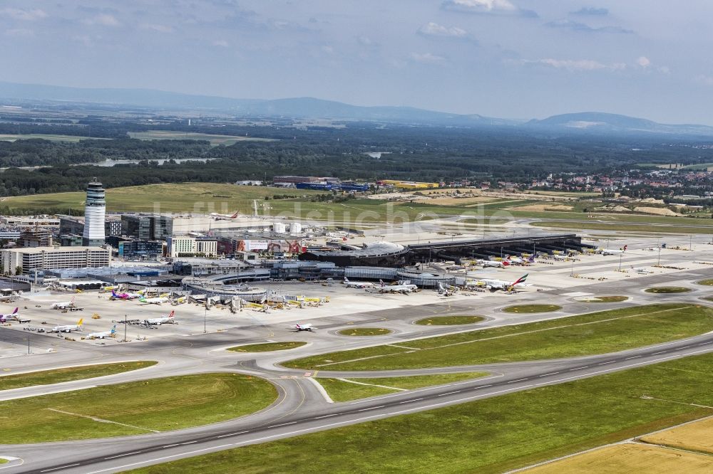Luftbild Schwechat - Gelände des Flughafen Wien in Schwechat in Niederösterreich, Österreich