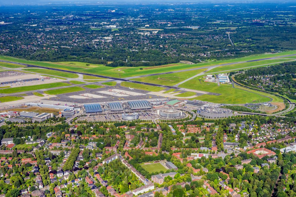 Hamburg aus der Vogelperspektive: Gelände des Flughafens mit Abfertigungs- Gebäude und Terminals in Hamburg, Deutschland