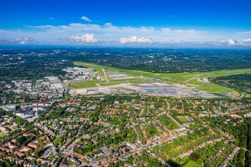 Luftbild Hamburg - Gelände des Flughafens mit Abfertigungs- Gebäude und Terminals in Hamburg, Deutschland