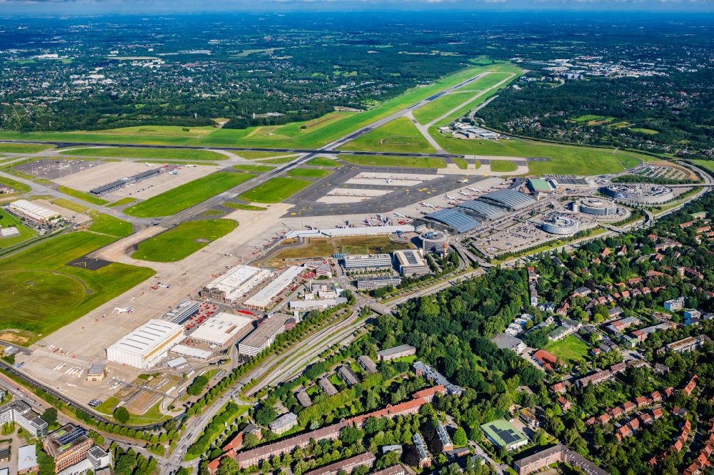 Luftaufnahme Hamburg - Gelände des Flughafens mit Abfertigungs- Gebäude und Terminals in Hamburg, Deutschland