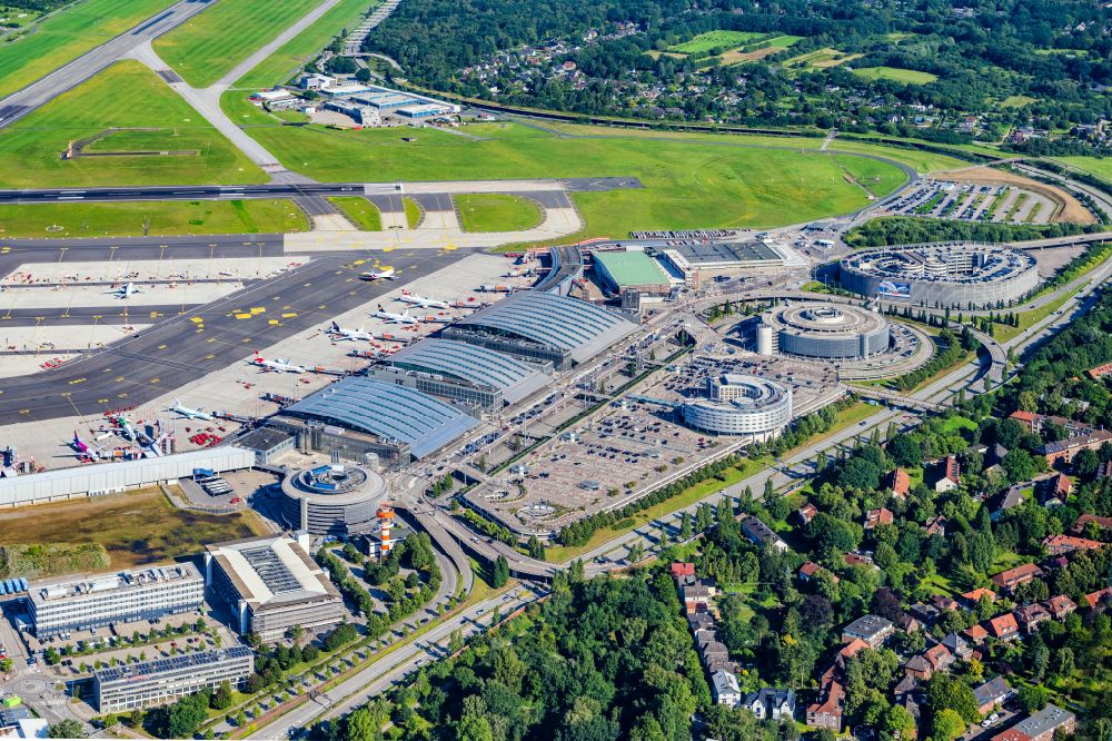 Hamburg von oben - Gelände des Flughafens mit Abfertigungs- Gebäude und Terminals in Hamburg, Deutschland