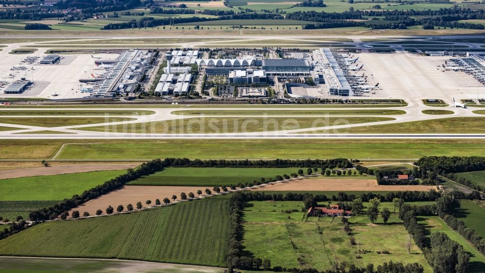 Luftaufnahme Oberding - Gelände des Flughafens Franz Josef Strauß in München im Bundesland Bayern
