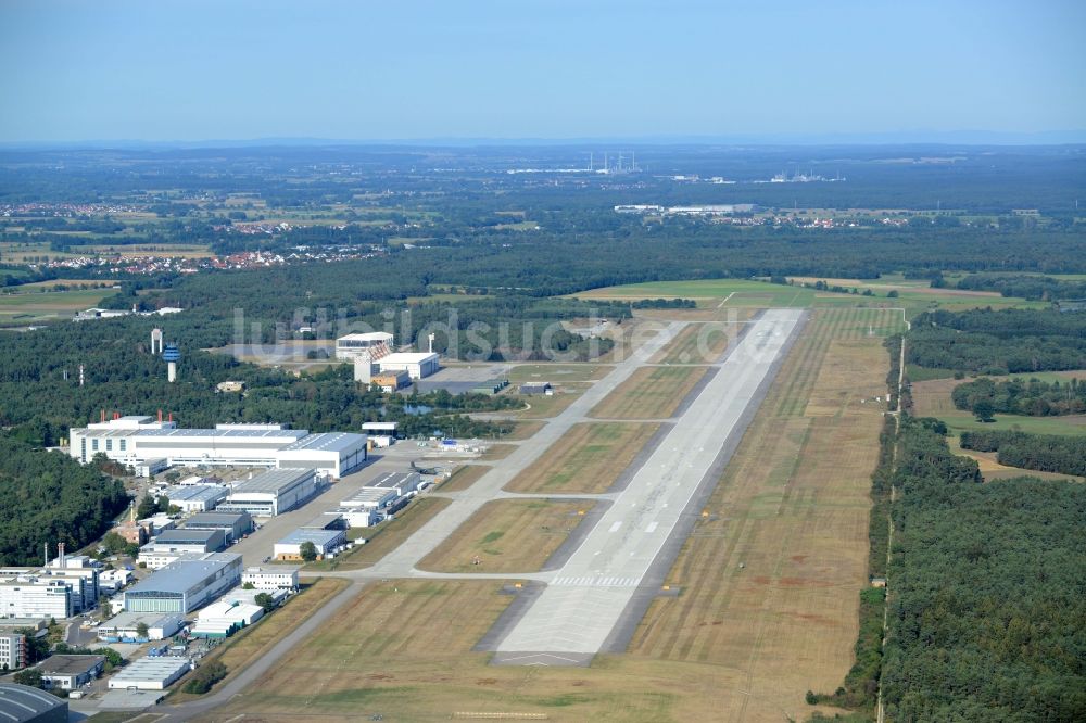 Luftaufnahme Manching - Gelände des Flugplatz Ingolstadt-Manching in Manching im Bundesland Bayern