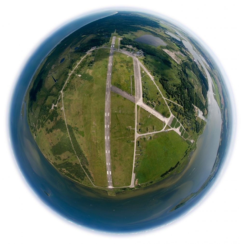 Luftaufnahme Peenemünde - Gelände des Flugplatzes Peenemünde an der Ostsee- Küste der Insel Usedom im Bundesland Mecklenburg-Vorpommern