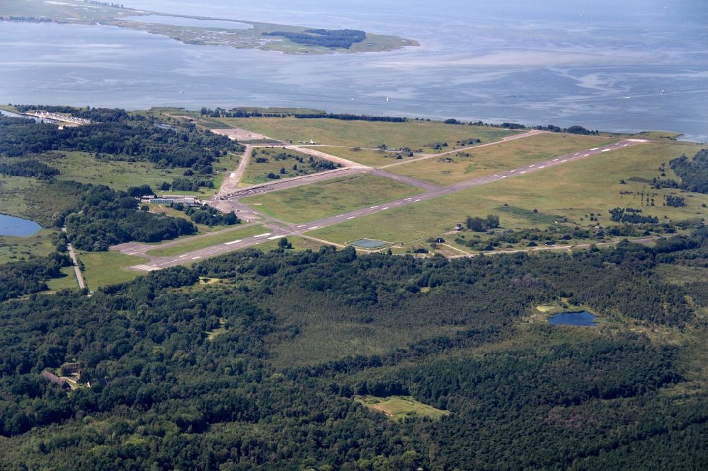 Luftaufnahme Peenemünde - Gelände des Flugplatzes Peenemünde an der Ostsee- Küste der Insel Usedom im Bundesland Mecklenburg-Vorpommern