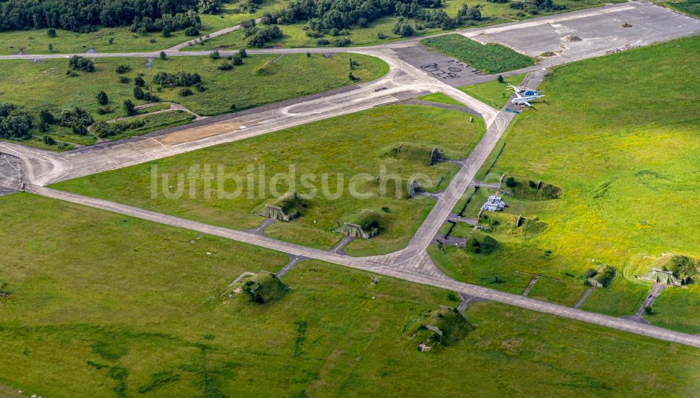 Luftbild Peenemünde - Gelände des Flugplatzes Peenemünde an der Ostsee- Küste der Insel Usedom im Bundesland Mecklenburg-Vorpommern