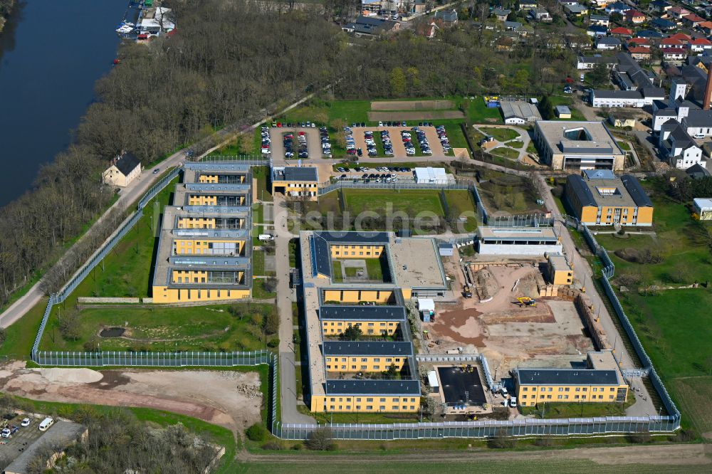 Luftbild Bernburg (Saale) - Gelände der Forensischen Klinik Salus-Fachklinikum in Bernburg (Saale) im Bundesland Sachsen-Anhalt, Deutschland