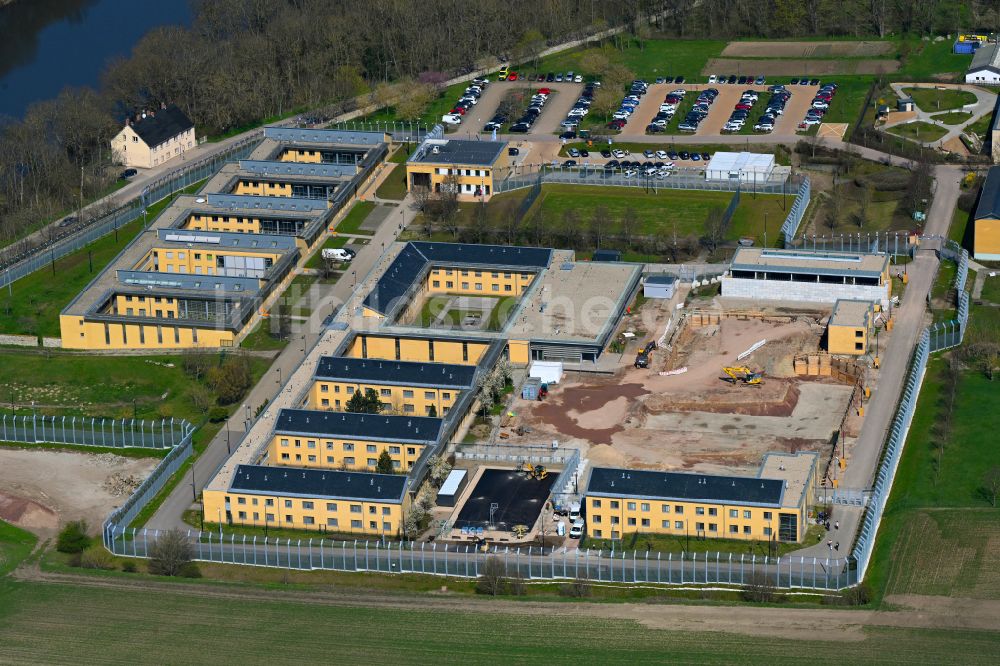 Luftaufnahme Bernburg (Saale) - Gelände der Forensischen Klinik Salus-Fachklinikum in Bernburg (Saale) im Bundesland Sachsen-Anhalt, Deutschland