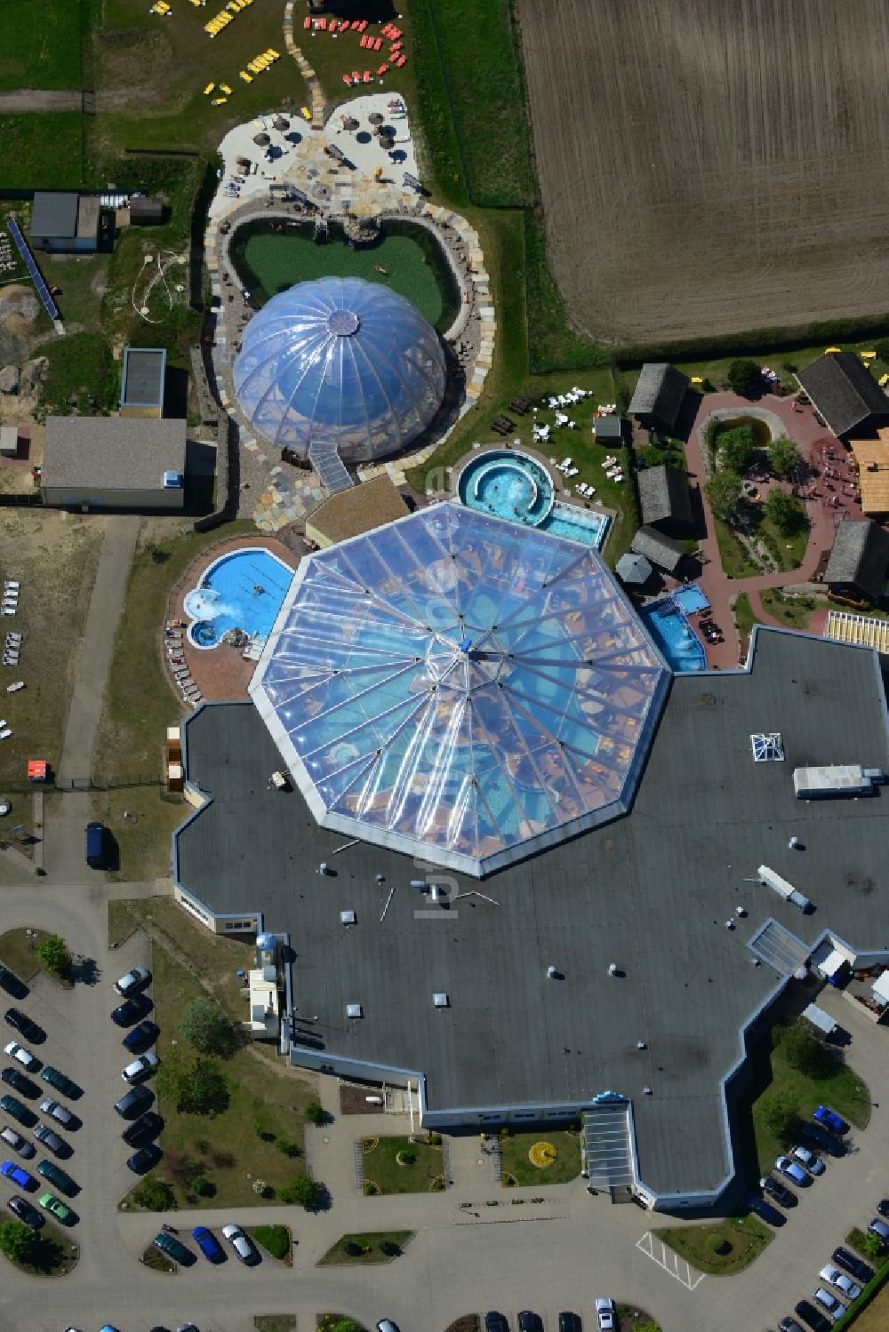 Luftaufnahme Bad Wilsnack - Gelände des Freizeit- und Erholungszentrum der Kristall - Therme in Bad Wilsnack im Bundesland Brandenburg