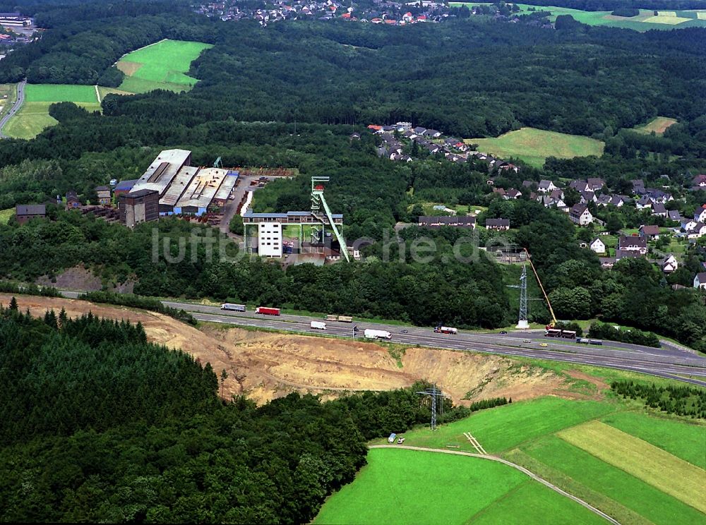 Willroth aus der Vogelperspektive: Gelände der Grube Georg, einem Eisenerzbergwerk in der Gemeinde Willroth in Rheinland-Pfalz