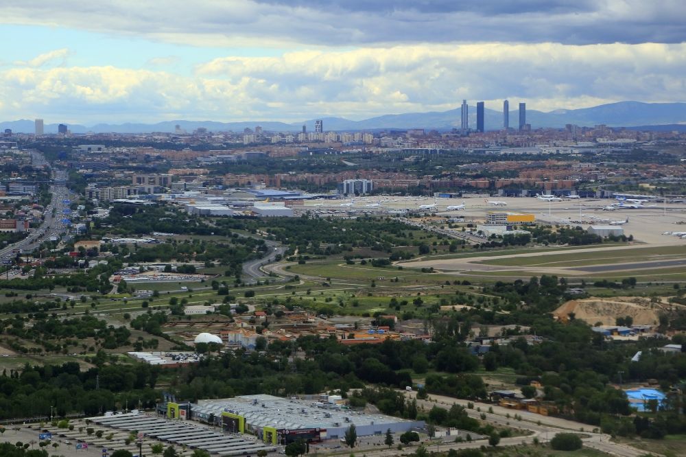 Madrid aus der Vogelperspektive: Gelände des internationalen Flughafen Madrid-Baranjas Adolfo Suarez (IATA: MAD, ICAO: LEMD ) in Madrid in Comunidad de Madrid, Spanien