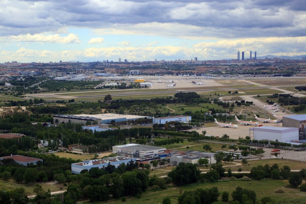 Luftbild Madrid - Gelände des internationalen Flughafen Madrid-Baranjas Adolfo Suarez (IATA: MAD, ICAO: LEMD ) in Madrid in Comunidad de Madrid, Spanien