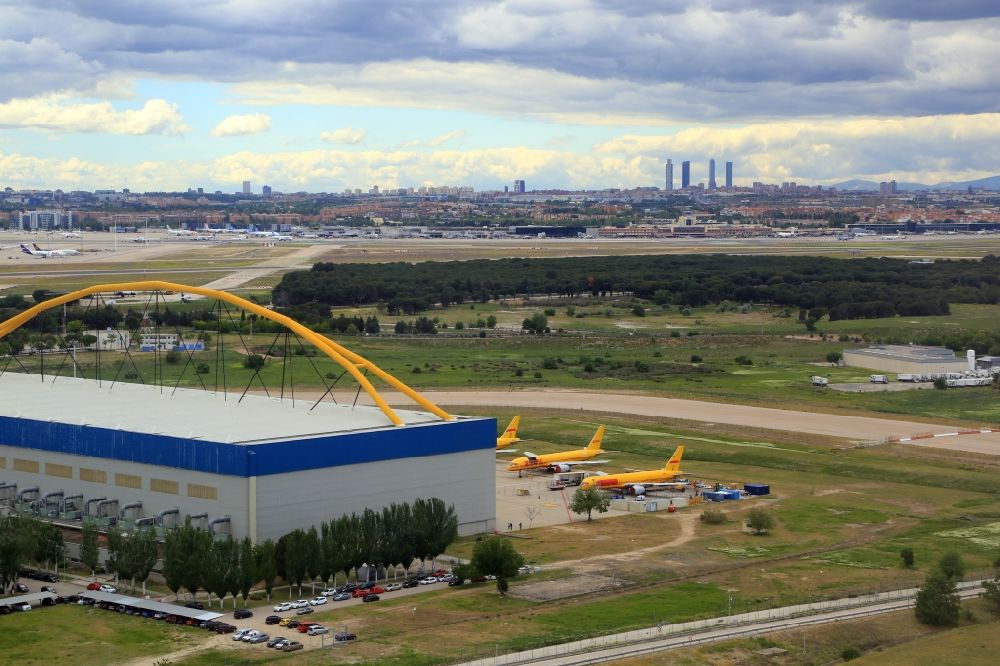 Luftaufnahme Madrid - Gelände des internationalen Flughafen Madrid-Baranjas Adolfo Suarez (IATA: MAD, ICAO: LEMD ) in Madrid in Comunidad de Madrid, Spanien
