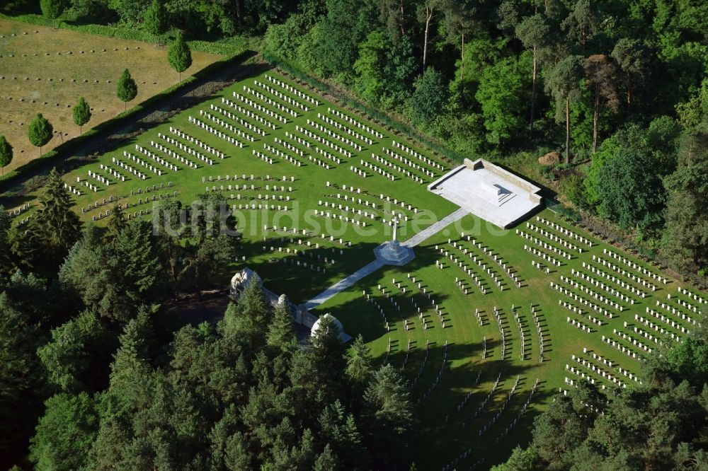 Stahnsdorf aus der Vogelperspektive: Gelände des italienischen und des britischen Soldatenfriedhof auf dem Südwestkirchhof in Stahnsdorf in Brandenburg