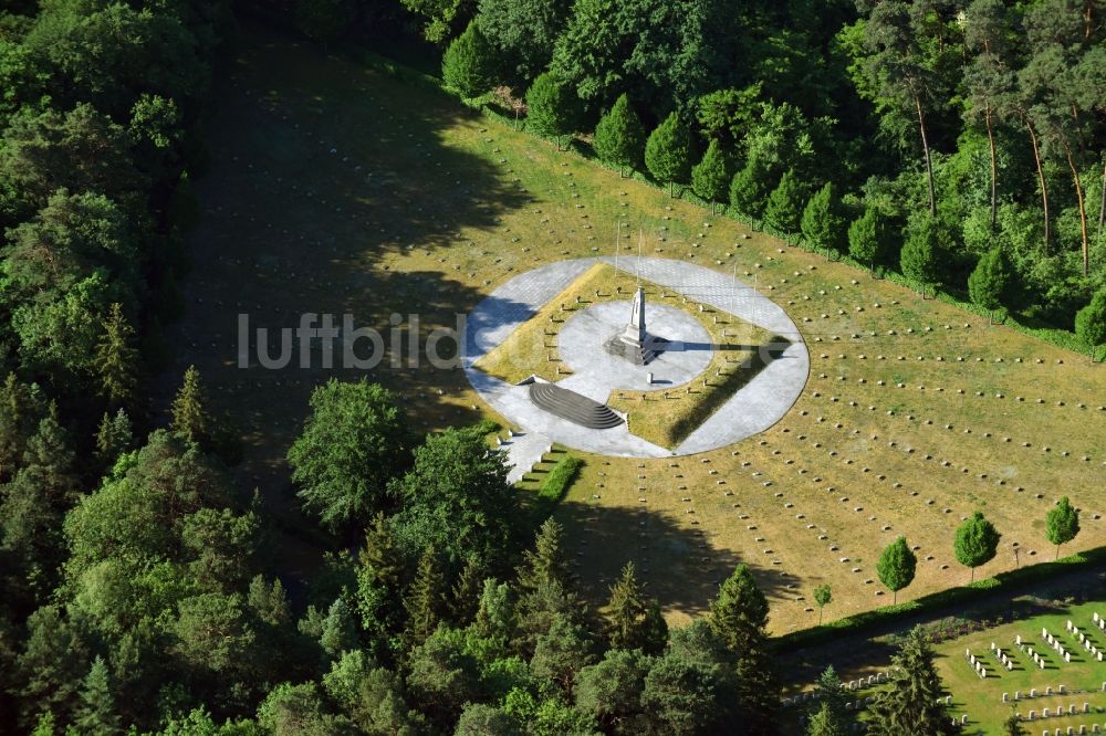 Luftbild Stahnsdorf - Gelände des italienischen und des britischen Soldatenfriedhof auf dem Südwestkirchhof in Stahnsdorf in Brandenburg