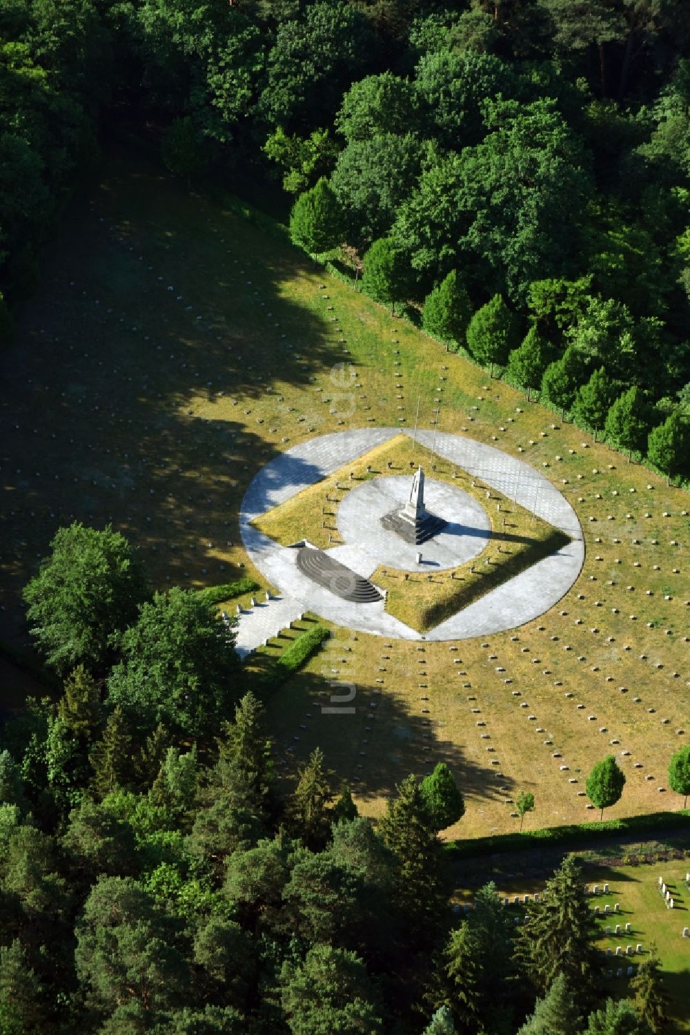 Luftaufnahme Stahnsdorf - Gelände des italienischen und des britischen Soldatenfriedhof auf dem Südwestkirchhof in Stahnsdorf in Brandenburg