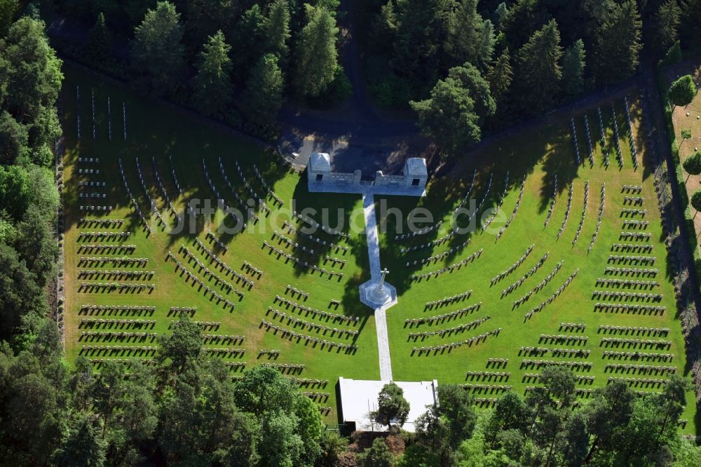 Luftbild Stahnsdorf - Gelände des italienischen und des britischen Soldatenfriedhof auf dem Südwestkirchhof in Stahnsdorf in Brandenburg