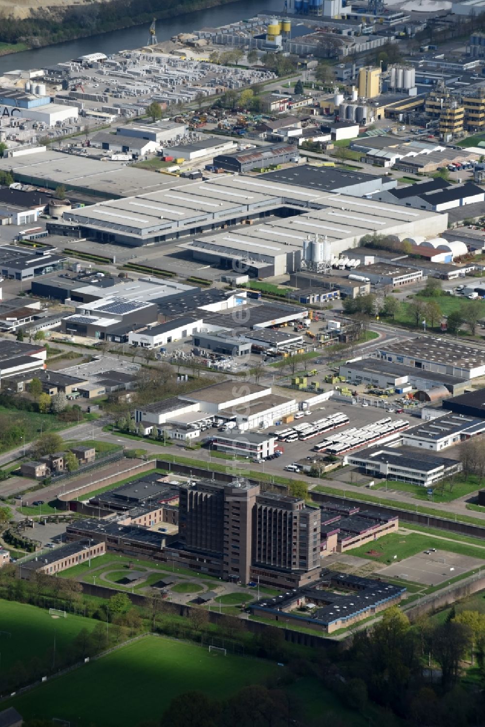 Luftaufnahme Maastricht - Gelände der Justizvollzugsanstalt JVA in Maastricht in Limburg, Niederlande