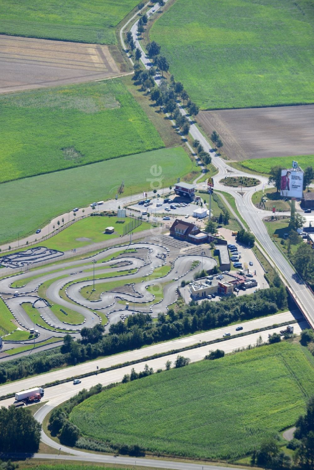 Luftaufnahme Bispingen - Gelände der Go- Kart- Rennbahn Ralf Schumacher Kart & Bowl an der BAB Bundes- Autobahn E45 - A7 in Bispingen im Bundesland Niedersachsen