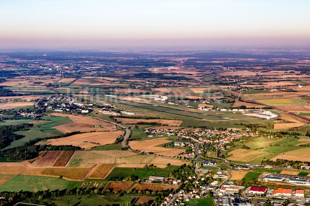 Luftaufnahme Phalsbourg - Gelände des Militärflughafen Phalsbourg in Phalsbourg in Grand Est, Frankreich